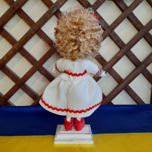 Статуэтка Девочка-Украинка в вышиванке с венком 28 см