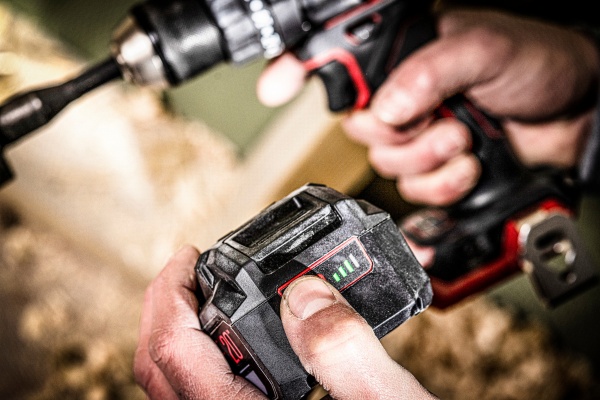 Шуруповерт ударний акумуляторний SKIL XP CD1E3085CA