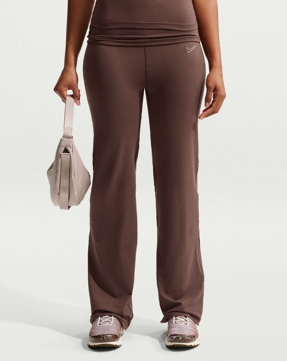 Брюки Nike W NK FLARED PANT GLS IO1295-216 р. M коричневый — фото 1