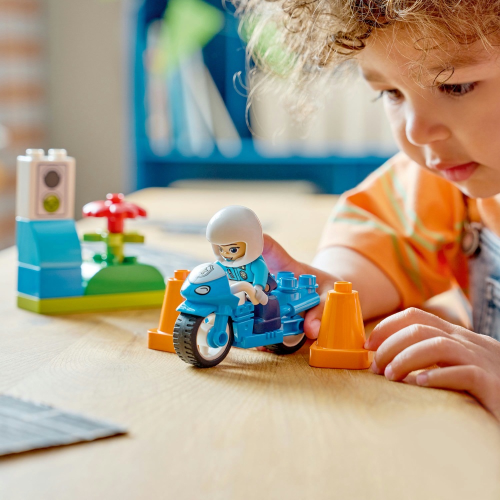 Конструктор LEGO DUPLO Синий полицейский мотоцикл 10471