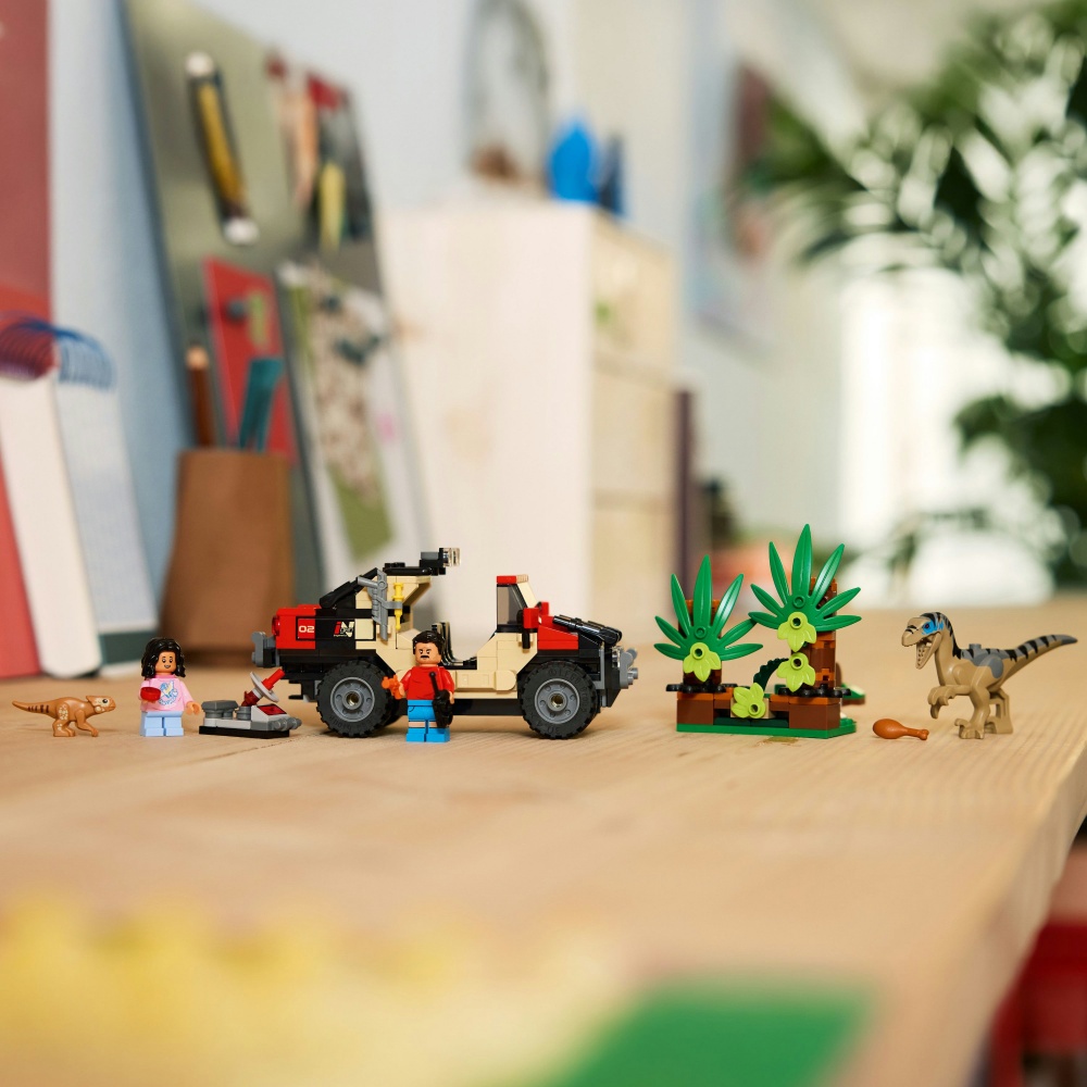 Конструктор LEGO Jurassic World Бегство по бездорожью от раптора 76972