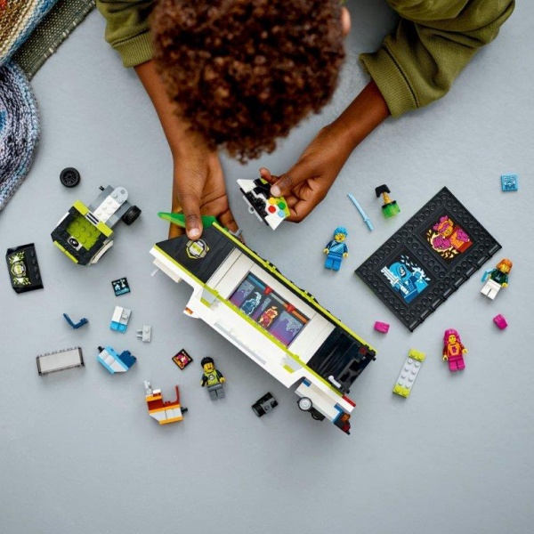 Конструктор LEGO City Вантажівка для ігрового турне 60388