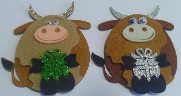 Декоративний виріб Бичок з подарунком 9 см 4 шт. 125142 Діамантові ручки