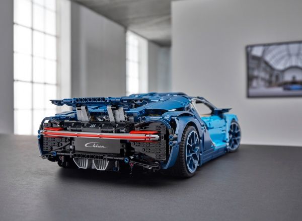 Конструктор LEGO Technic Bugatti Chiron 42083