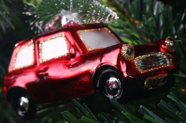 Ялинкова іграшка у формі автомобіля з ялинкою 4,5 см 