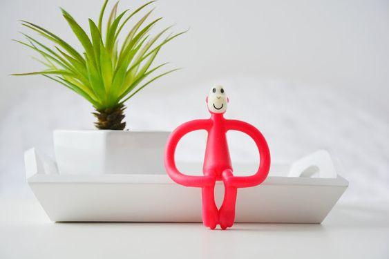 Прорезыватель Matchstick Monkey Обезьянка красная 11 см (MM-ONT-019)