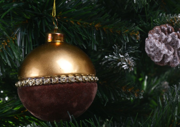 Елочная игрушка в форме шара с бусинами 8 см 