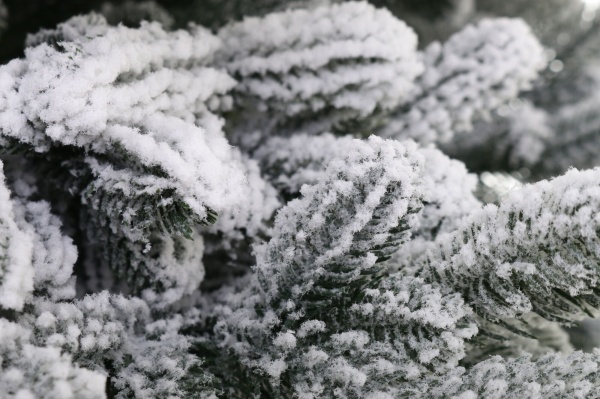 Искусственная елкаВенская 2,1 м заснеженная зеленый с белым 