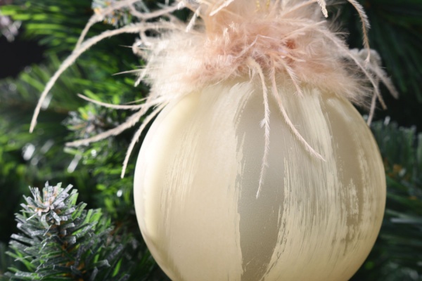 Елочная игрушка в форме шара с перьями 8 см 