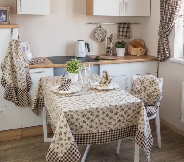 Скатерть Lucy Коричневый цветок 136x136 см 