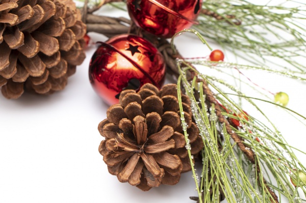 Вінок різдвяний Девілон в інеї з шишками та кулями d300 мм 