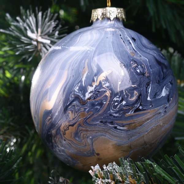 Елочная игрушка в форме шара с мраморным рисунком 8 см 