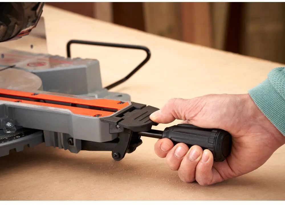 Пила торцювальна Black+Decker BES701