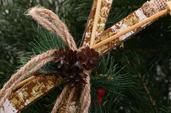 Декоративная подвеска Лыжи с декором 20x8x3 см золотой LD21060