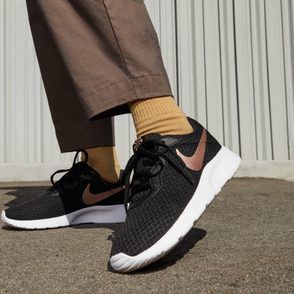 Кросівки Nike WMNS TANJUN DJ6257-001 р.36 чорний