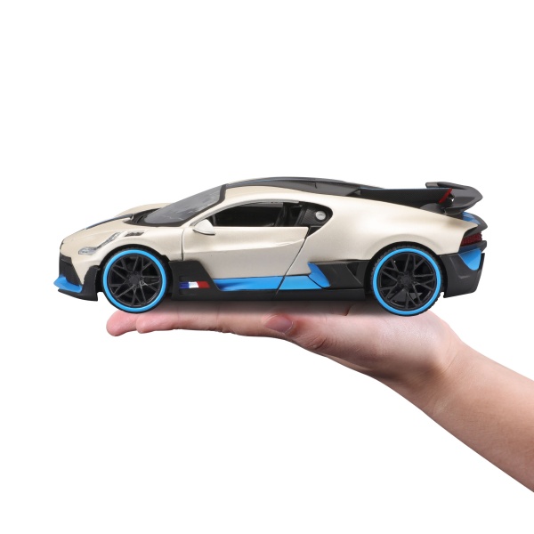 Машинка Maisto 1:24 іграшкова Bugatti Divo 31526 met. white