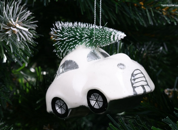 Ялинкова іграшка у формі автомобіля з ялинкою 4,5 см 