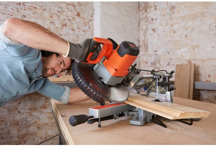 Пила торцювальна Black+Decker BES710