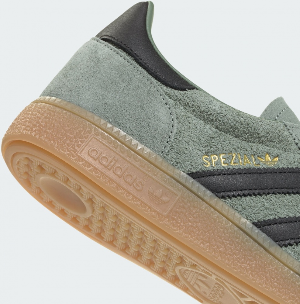 Кроссовки мужские Adidas HANDBALL SPEZIAL SILGRN/CBLACK/GUM4 IH6507 р.42 зеленые