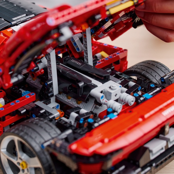 Конструктор LEGO Technic Ferrari Daytona SP3 42143