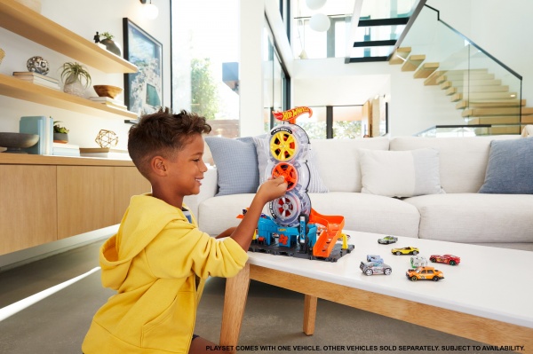 Игровой набор Hot Wheels Приключения и трюки в шиномонтаже HDP02