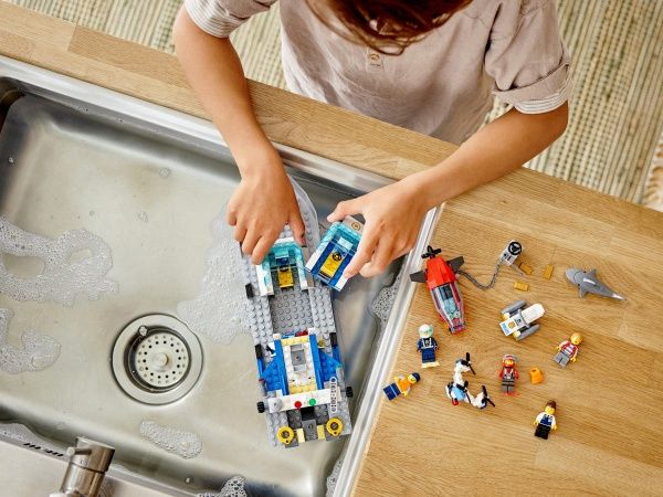 Конструктор LEGO City Катер полицейского патруля 60277