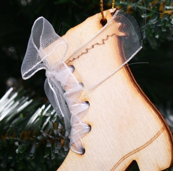 Елочная игрушка Коньки с лентой 5730 7 см 