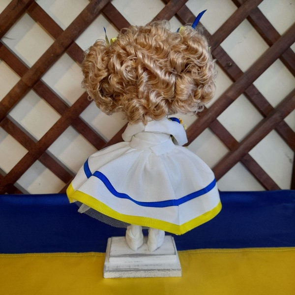 Статуэтка Девочка-Украинка с букетом 28 см