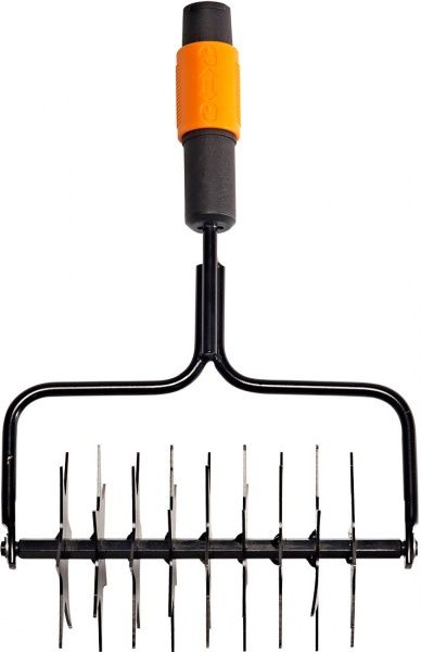 Инструмент для прокалывания газонов Fiskars 136524