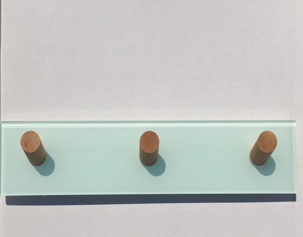 Вішалка настінна біла зі скла з гачками з натурального дерева I-3-60GW