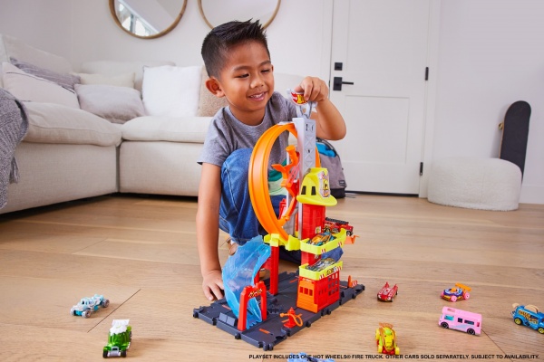 Игровой набор Hot Wheels Супер петля с пожарной станцией HKX41