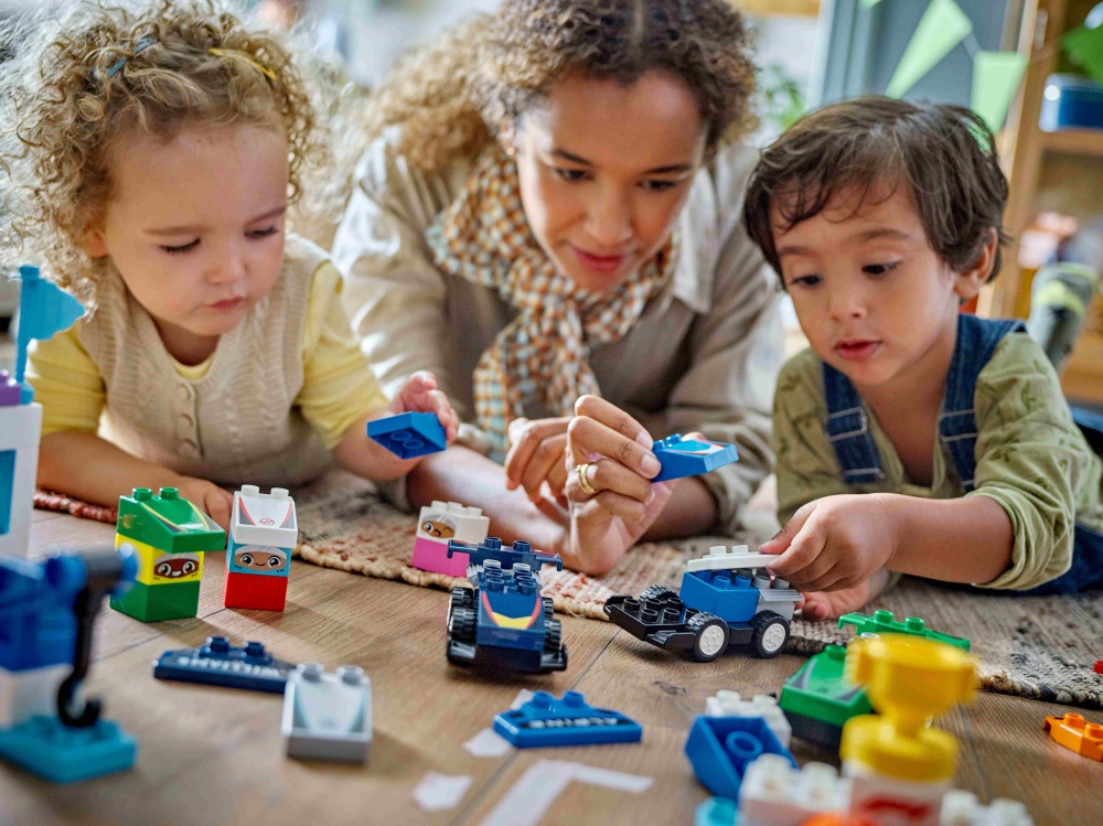 Конструктор LEGO DUPLO Автомобили для гонки и пилоты команд Формулы-1 10445