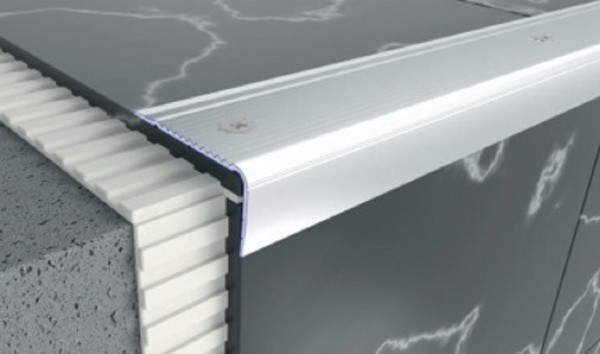 Порожек алюминиевый лестничный для плитки 45 х 20 мм Braz Line рифленый самоклеящийся 900 мм серебро 