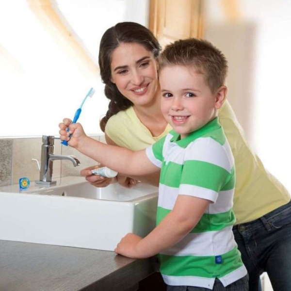 Детская зубная щетка Chicco розовая (для девочки) средней жесткости 1 шт.