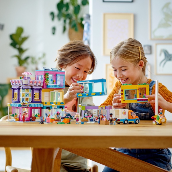 Конструктор LEGO Friends Будинокна центральній вулиці 41704