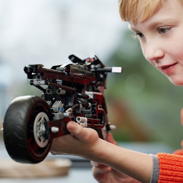 Конструктор LEGO Technic Бетмен: Бетцикл 42155