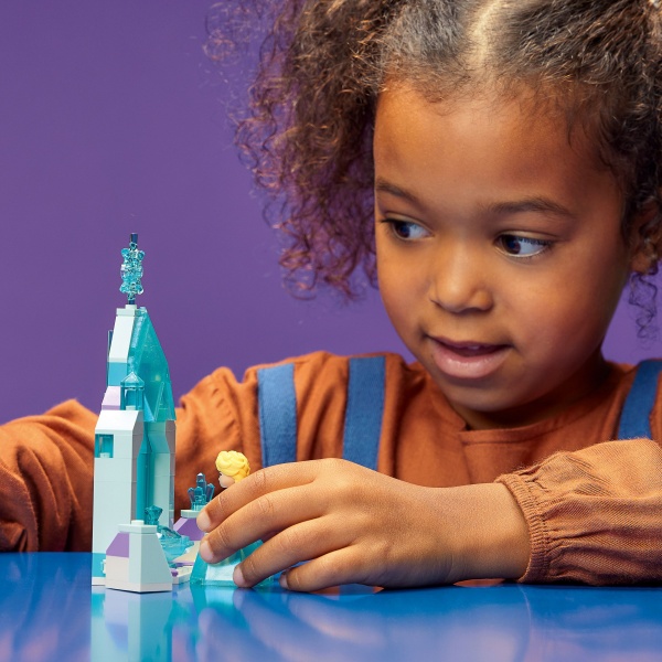 Конструктор LEGO Disney Princess Двор замка Эльзы 43199