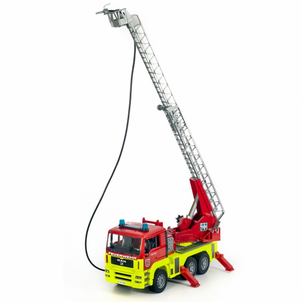 Пожарная машинка Bruder MAN TGA с водой, каской, светом и звуком 1:16 01760