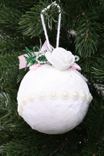 Шар новогодний с жемчугом SDA111510W d 100 мм белый