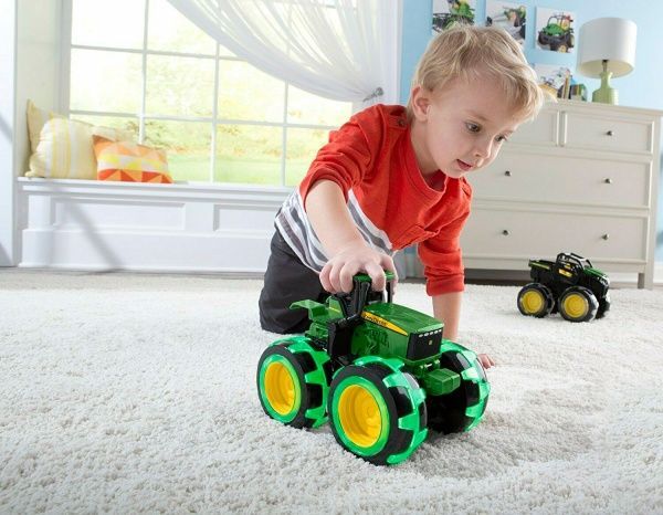 Трактор Tomy John Deere Monster Treads с большими колесами которые светятся 46434B 1:24
