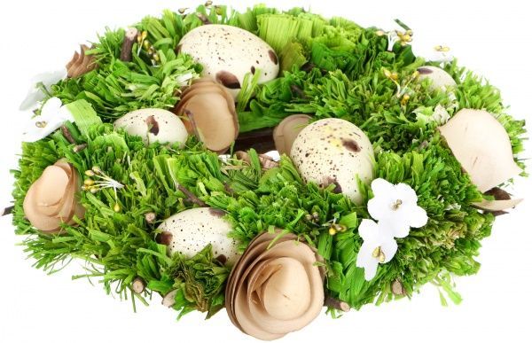 Венок пасхальный из яиц и цветочков на траве