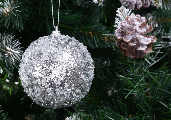 Елочная игрушка в форме шара серебряная 8 см 