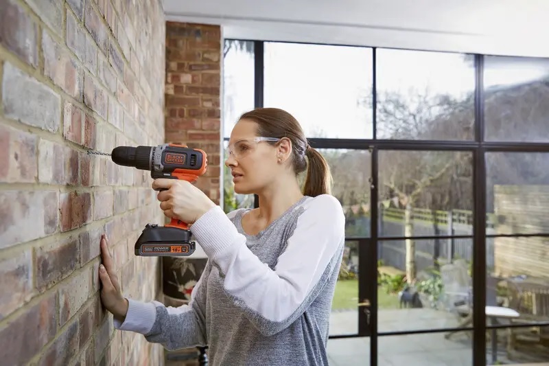 Шуруповерт ударный аккумуляторный Black+Decker BCD003C1