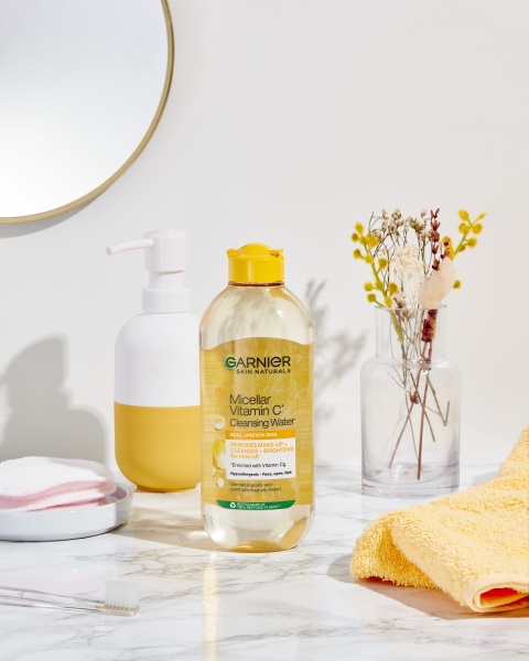 Мицеллярная вода Garnier Skin Naturals з вітаміном С для тьмяної шкіри обличчя з ефектом сяяння 400 мл