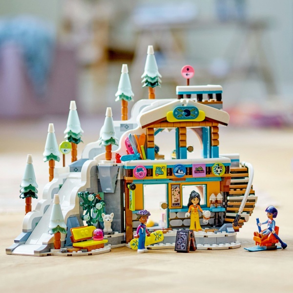 Конструктор LEGO Friends Праздничная горнолыжная трасса и кафе 41756