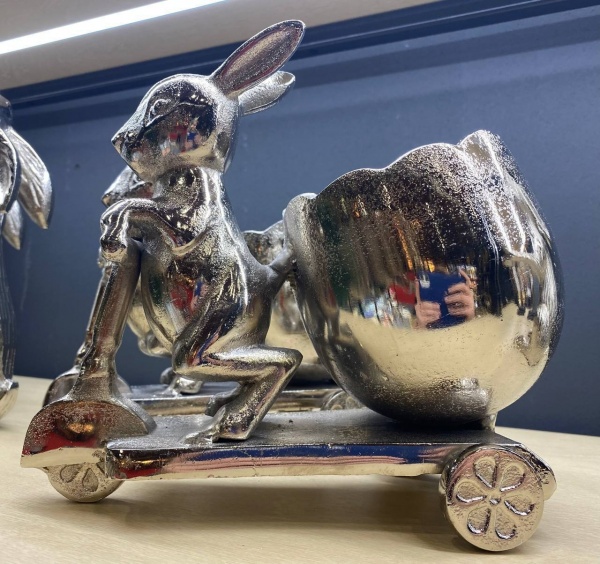 Статуэтка-подставка Зайчик на скутере в серебристом цвете