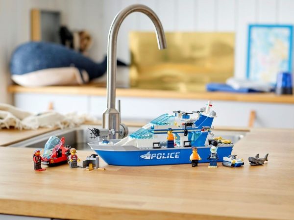 Конструктор LEGO City Катер полицейского патруля 60277