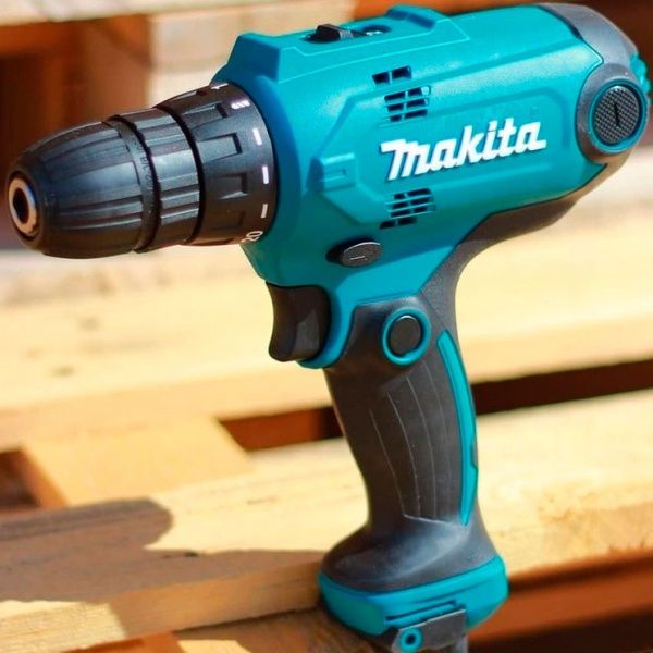 Шуруповерт сетевой Makita DF0300