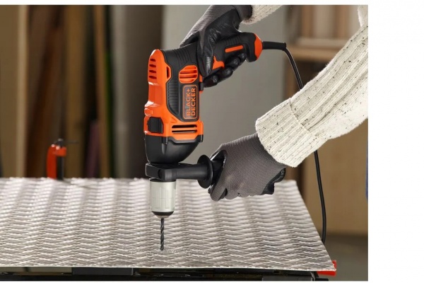 Дрель ударная Black+Decker BEH850