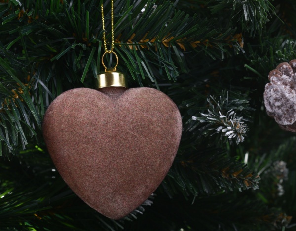 Елочная игрушка в форме сердца 9 см 